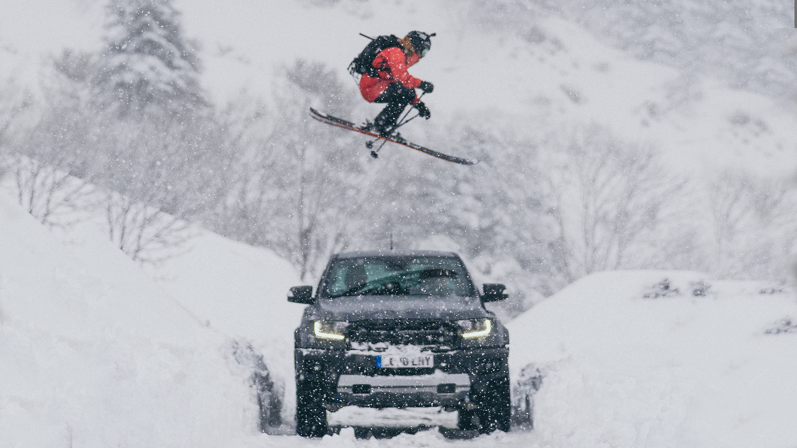 AYMAR NAVARRO SE MIDE CON EL FORD RANGER RAPTOR EN LA NIEVE