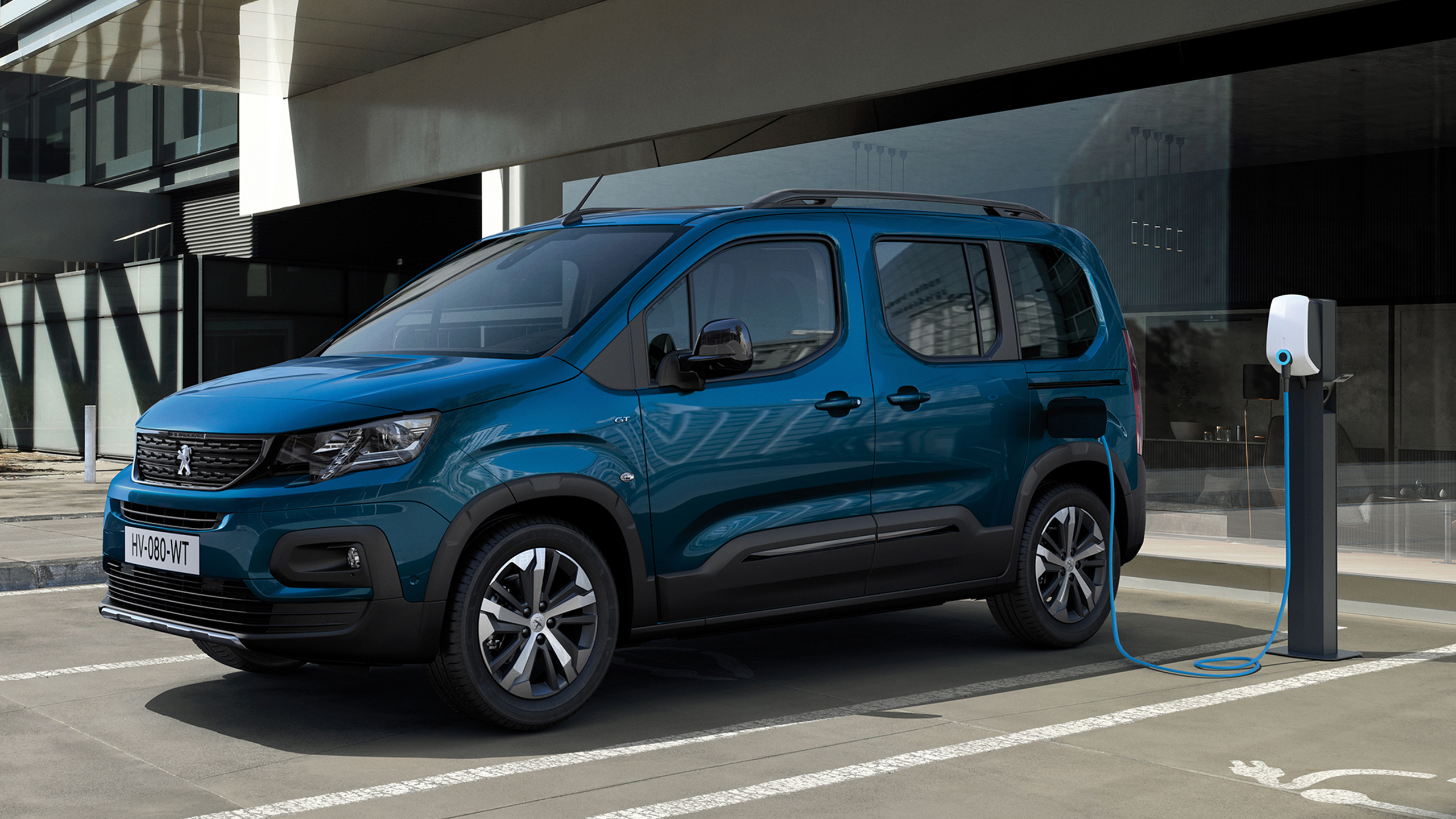 LOS PEUGEOT RIFTER Y TRAVELLER DE PASAJEROS SOLO ESTARÁN DISPONIBLES EN VERSIÓN ELÉCTRICA