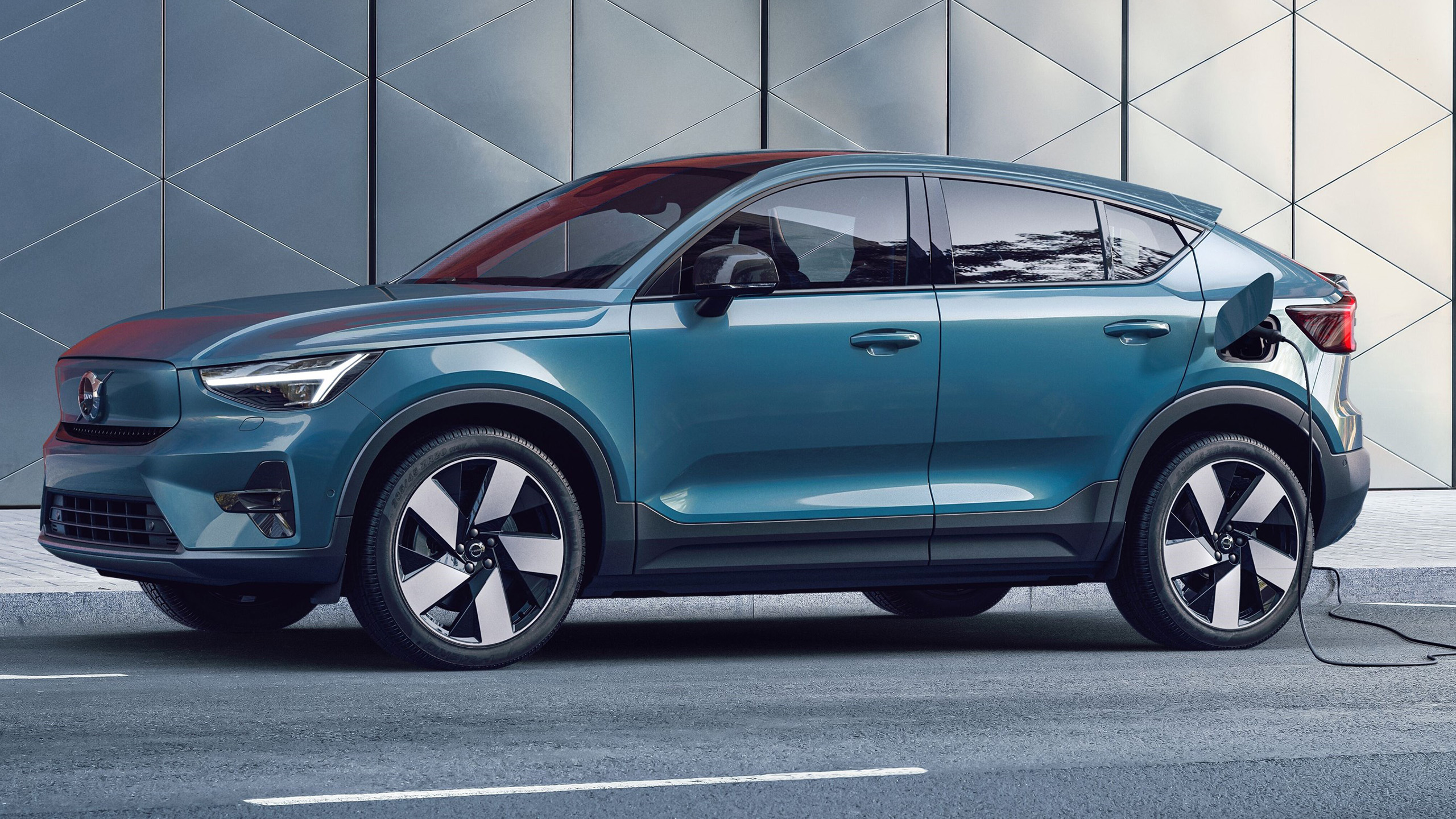 VOLVO RENUEVA SU GAMA Y LANZA UN XC40 RECHARGE CON UN SOLO MOTOR ELÉCTRICO