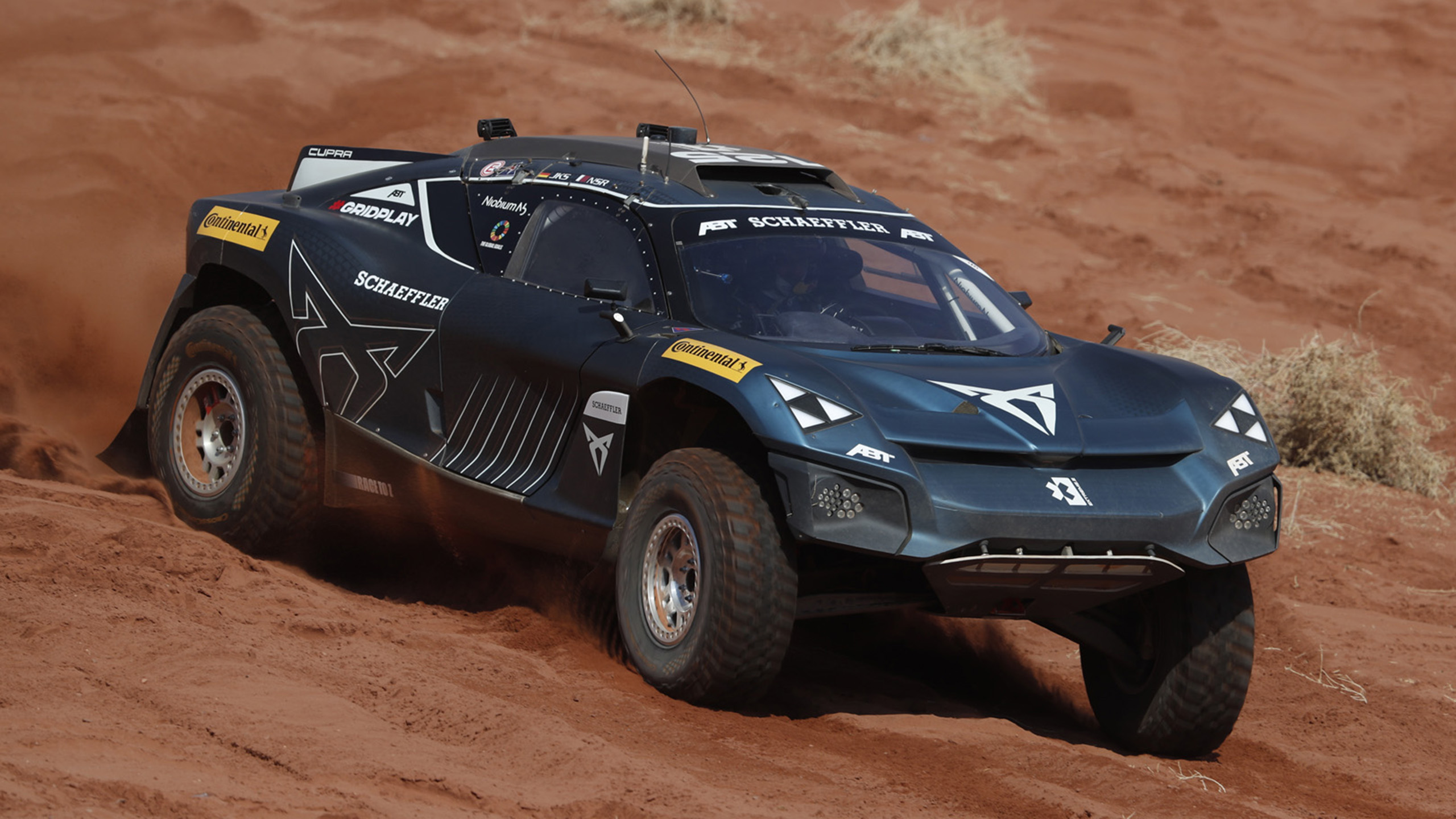 PRIMERA EXPERIENCIA DE CUPRA CON AL-ATTIYAH Y KLEINSCHMIDT EN EL DESIERTO